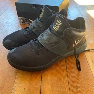 KYRIE FLYTRAP III BLACK/METALLIC GOLD STAR SIZE 10